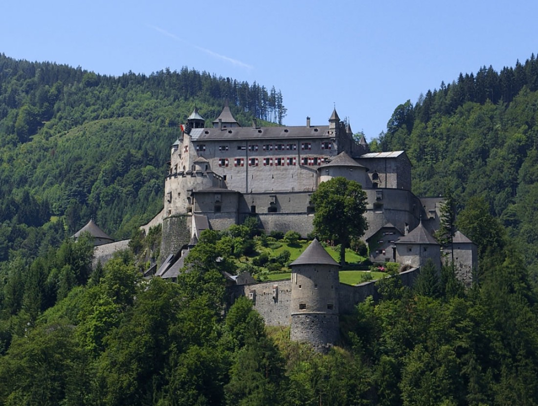 Erlebnisburg Hohenwerfen mit Greifvogelschau und Landesfalknereimuseum © Shutterstock