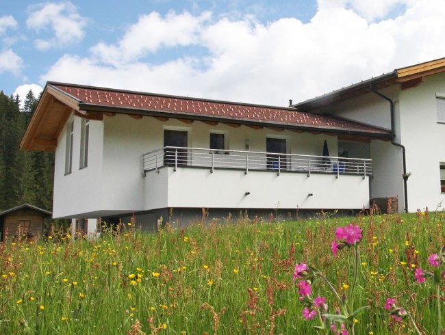 Apartment Tennengebirge - großer Balkon mit Blick auf die Berge