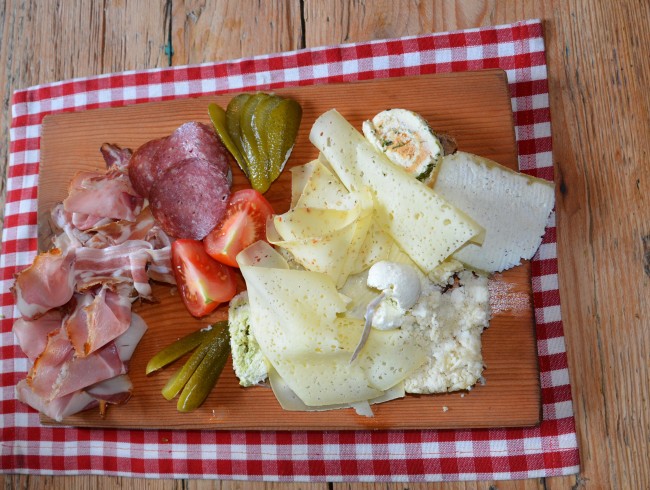 Almjause mit heimischen Produkten